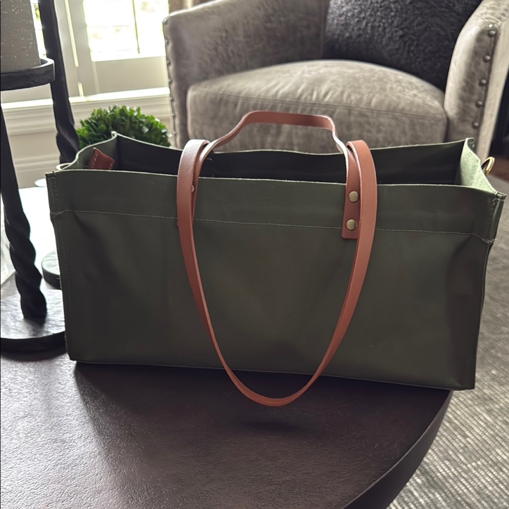 PARKER THATCH EUC OLIVE EAST WEST MIMI